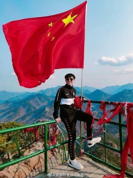 泸沽湖湖盆区坐落于永宁盆地，是我国第三大深水湖泊